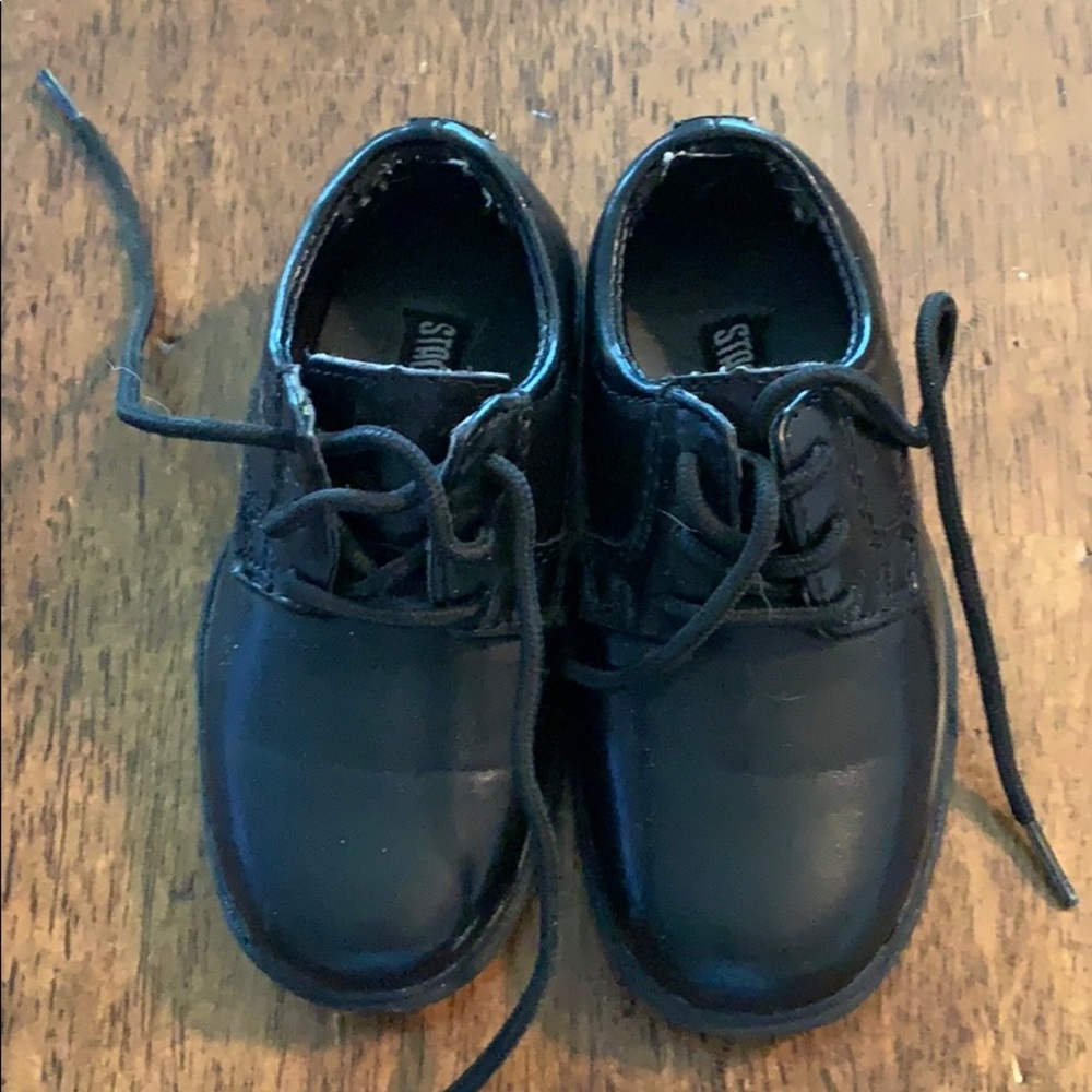 Toddler 5M black dress shoe.